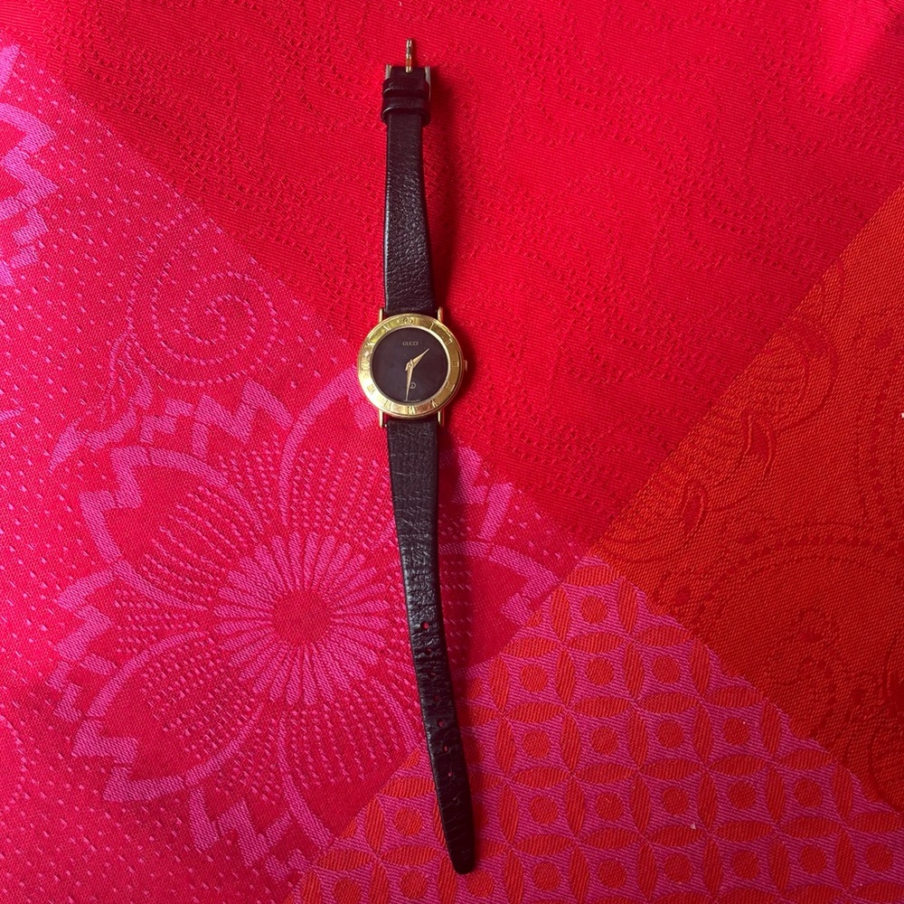 Authentic Vintage Gold Gucci watch leather band Roman Numeral Gucci Logo VGC